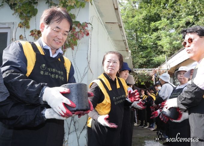 연탄을 나르고 있는 이동환 고양특례시장