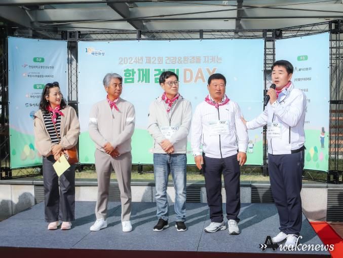 무대 인사 중인 화성시의회 의원들