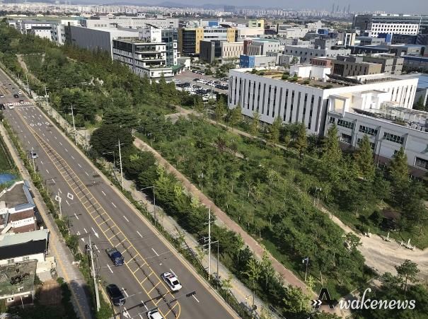 수원델타플렉스 주변에 조성된 미세먼지차단숲 전경.