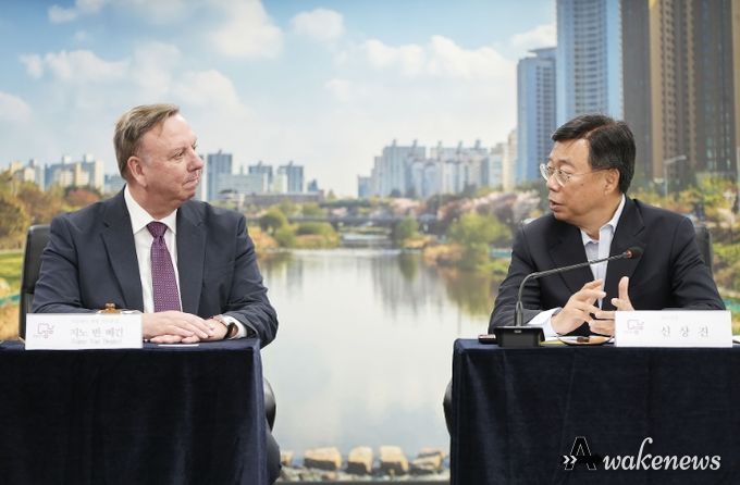 성남시, 글로벌 기후에너지 시장협약 ‘지콤’ 가입-대화 나누고 있는 지노 반 베긴 이클레이 세계사무총장(왼)과 신상진 성남시장(오른쪽)