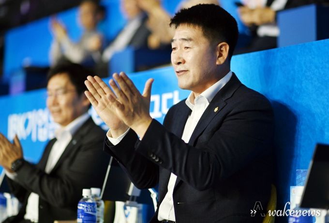 선수단을 응원하는 배정수 의장