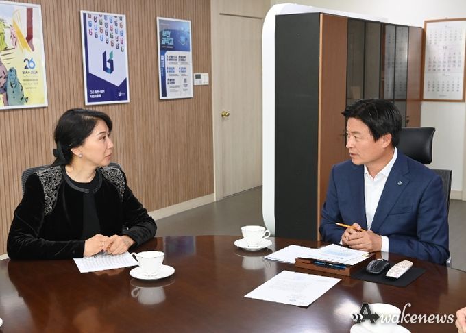 면담중인 조용익 부천시장과 아이다 대사