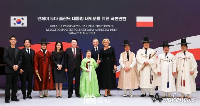 10월 24일 윤석열 대통령 부부는 청와대 영빈관에서 한국을 국빈 방문 중인 「안제이 두다(Andrzej Duda)」 폴란드 대통령과 「아가타 콘하우저-두다(Agata Kornhauser-Duda)」 영부인을 위한 국빈만찬을 함께 했다.