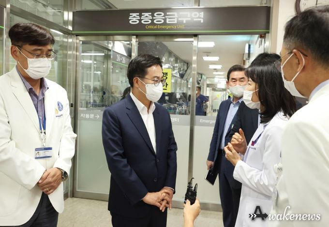 지난 8월 30일 김동연 경기도지사가 아주대학교병원을 방문해 의료현안과 관련한 현장간담회를 하고 있다.