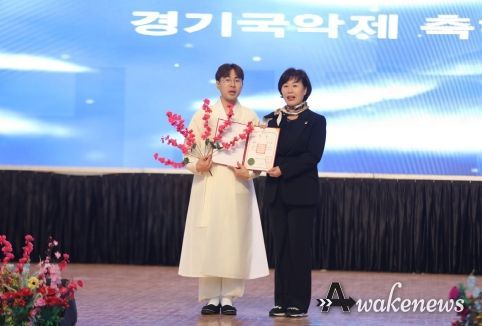 1. 명인부 종합대상 마도현씨에게 시상하는 이채영 의원.