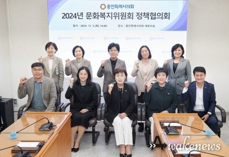 문화복지위원회 의원들과 관계부서 직원들이 기념사진을 찍고 있다.