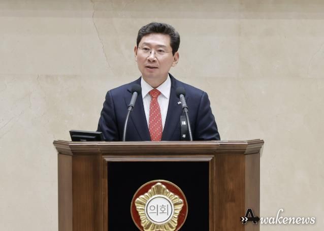 이상일 용인특례시장이 18일 용인특례시의회 제288회 정례회의 시정연설을 통해 시정운영 방향을 밝히고 있다