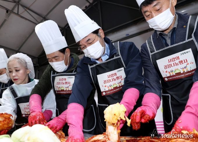 ‘사랑의 김장 김치 나눔’행사에 참여해 김치를 담그고 있는 이동환 고양특례시장