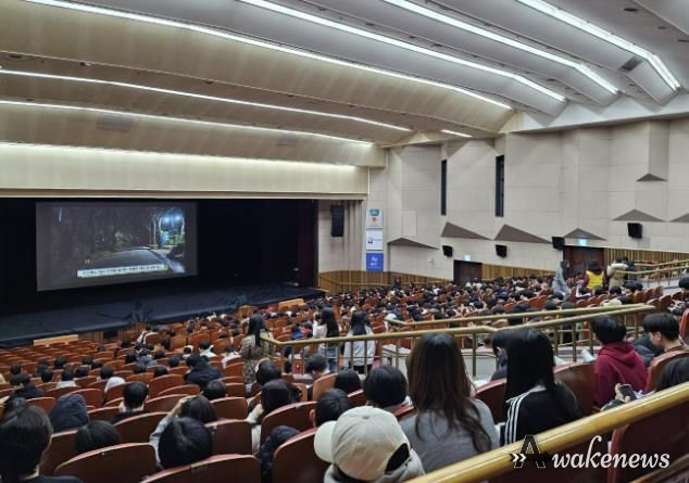 2024년 수학능력시험을 치른 고등학생들이 영화를 관람하기 전 홍보영상을 시청하고 있다.