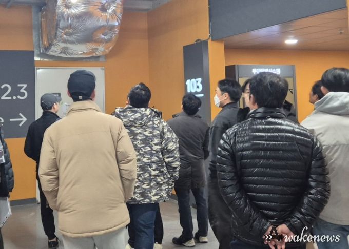 시 관계자와 입주예정자, 현장 관계자가 용인 경남아너스빌 디센터 사전점검을 하고 있다