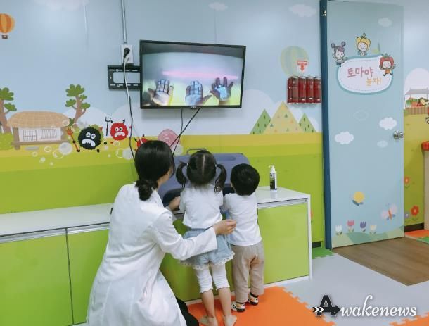 용인시 어린이 사회복지 급식관리지원센터 내 체험관에서 손씻기 교육을 받고 있는 어린이들 모습