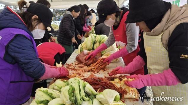 시흥시 배곧2동 자원봉사지원단, 소외된 이웃에 김장 나눔 선행