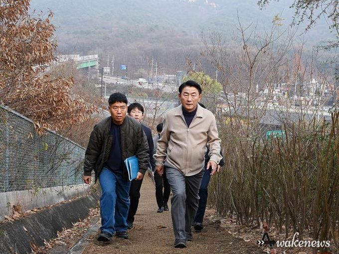 김동근 시장이 12월 2일 장암숲 늘품길 조성 현장을 점검하고 있다.