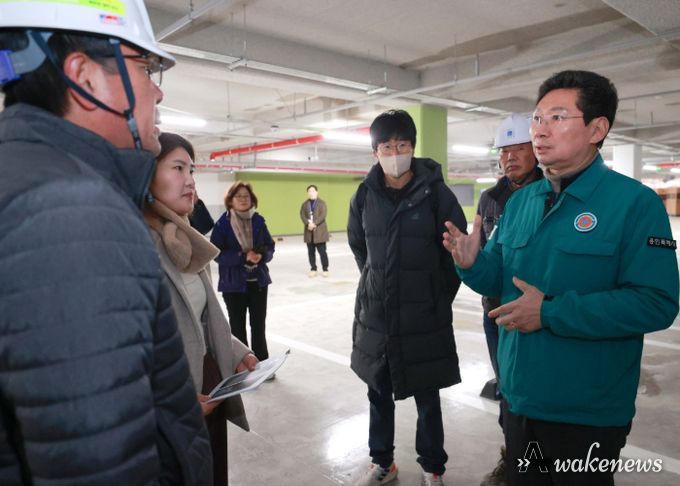 이상일 용인특례시장이 3일 양지면 경남아너스빌 디센트 건설현장을 찾아 현장소장에게 철저한 하자 보수를 당부했다.