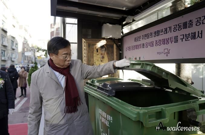 신상진 성남시장이 금광동 생활쓰레기 거점배출시설 개소식에 참석해 시설을 살피고 있다