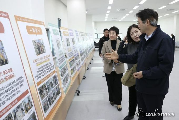 이동환 고양특례시장이 ‘2024 마을공동체 한마당’전시물을 둘러보고 있다.