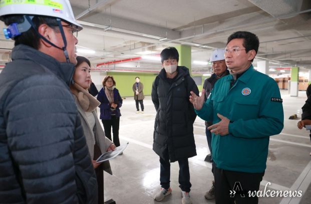 이상일 용인특례시장이 3일 양지면 경남아너스빌 디센트 건설현장을 찾아 현장소장에게 철저한 하자 보수를 당부했다.