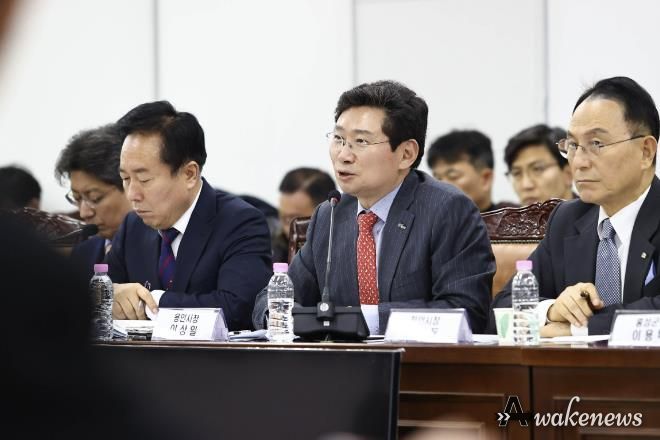 이상일 용인특례시장이 12일 국토교통부 세종청사 대회의실에서 진현환 국토교통부 1차관 주재로 열린 '제7차 국가산단 범정부 추진지원단 회의'에서 '용인 첨단시스템반도체 국가산업단지' 성공을 위한 의견을 제안하고 있다.