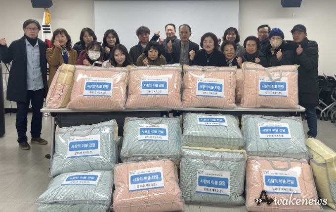 광명시 광명6동 체육회는 지난 12일 광명6동 행정복지센터 4층 중회의실에서 관내 독거노인 가정과 취약계층을 대상으로 따뜻한 겨울 이불을 전달했다.