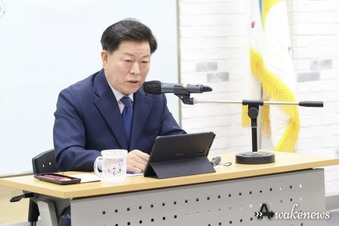 박승원 광명시장은 16일 오전 시청 중회의실에서 간부회의를 열고 탄핵 시국으로 얼어붙은 민생경제를 살리기 위해 총력 대응하겠다는 뜻을 밝혔다.