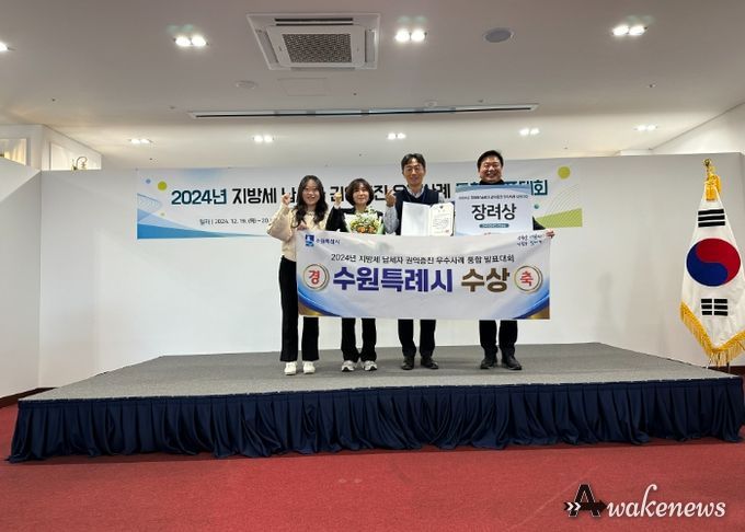 수상 후 기념촬영을 하고 있다.