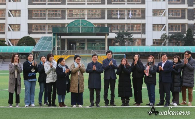박승원 광명시장(사진 왼쪽에서 일곱 번째)이 지난 20일 광명중학교를 방문해 학교 관계자, 학부모들과 기념사진을 촬영하고 있다.