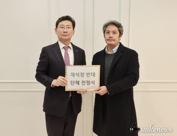 이상일 용인특례시장이 12월 2일 이정열 죽전주민연합회 공동대표로부터 죽전 주민들의 채석장 반대 뜻을 담은 진정서를 전달받았다