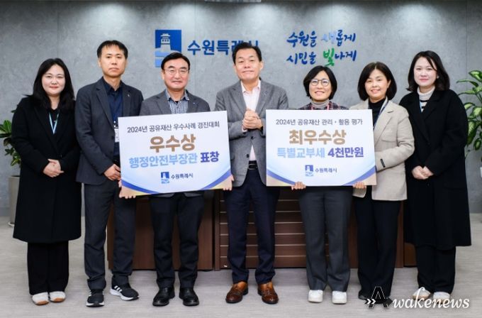 이재준 수원시장(가운데)과 공직자들이 함께하고 있다.