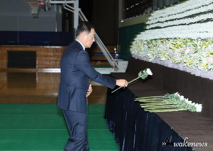 정장선 평택시장이 31일 평택 소사벌 레포츠타운 청소년체육관에 마련된 제주항공 여객기 희생자 합동분향소에 헌화하고 있다.