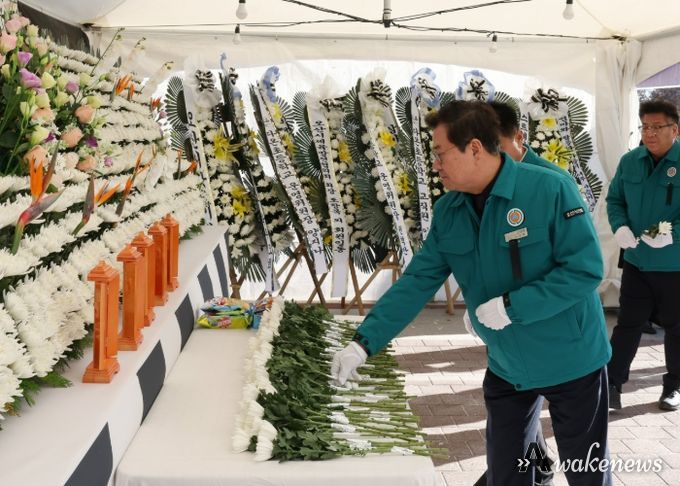 오산시의회, 항공기 사고 희생자 합동분향소 조문