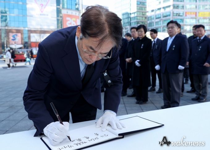 이동환 고양특례시장과 고양시 간부공무원들이 31일 화정역광장 제주항공 여객기 참사 합동분향소에서 조문하고 있다.