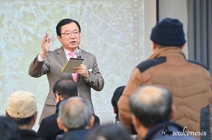 이현재 하남시장이 9일 오전 초이동 행정복지센터에서 열린 초이동 주민과의 대화에서 시민의 제안을 듣고 답변하고 있다.