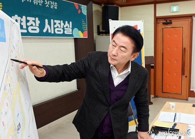 김동근 시장이 1월 10일 신곡2동 주민센터에서 현장시장실을 열고 시민들과 소통하고 있다.