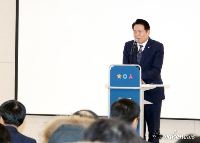 최대호 안양시장이 5일 안양아트센터에서 열린 안양미래교육협력지구 사업설명회에서 인사말을 하고 있다