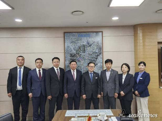 2024년 4월 선양시 외사판공실 주임 등 선양시 대표단이 성남시청을 방문하여 행정기획조정실장과 면담을 진행하고 있다
