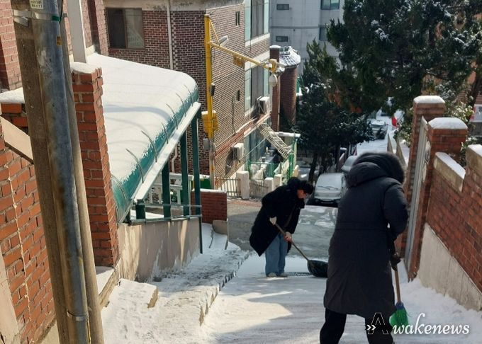 부천시 공직자들이 시민들의 안전한 보행을 위해 골목길 제설작업을 하고 있다.