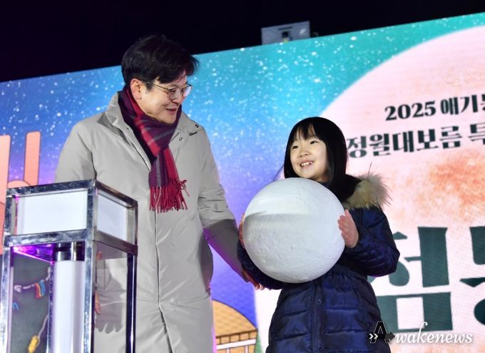 정월대보름 특별무대에 선 어린이의 목소리에 귀기울이는 김병수 시장