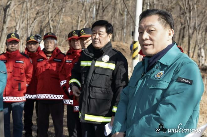 광교산을 찾은 이재준 수원시장이 산불종사원들을 격려하고 있다.