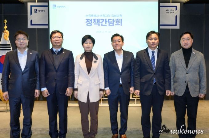 이재준 수원시장(오른쪽 3번째)과 염태영(왼쪽부터) 의원, 김승원 의원, 백혜련 의원, 김준혁(오른쪽부터) 의원, 김영진 의원이 함께하고 있다.
