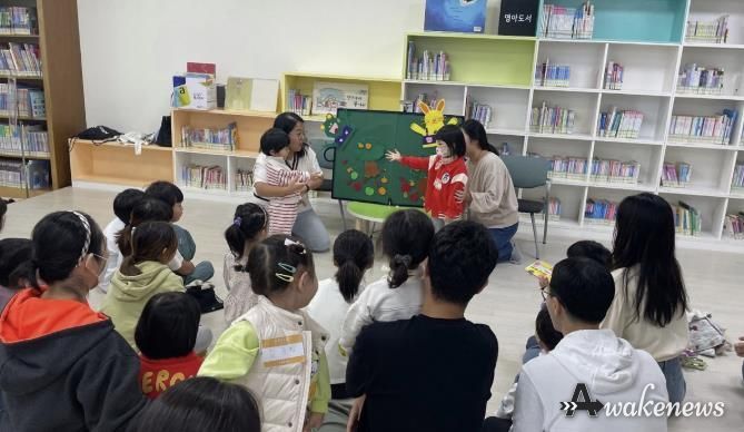 기흥도서관이 진행한 '동기맘과 함께하는 이야기 소풍' 행사 모습