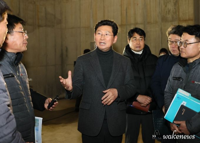 이상일 용인특례시장이 17일 경남아너스빌 디센트 건설 현장을 방문해 하자보수 상황을 살피고 있다