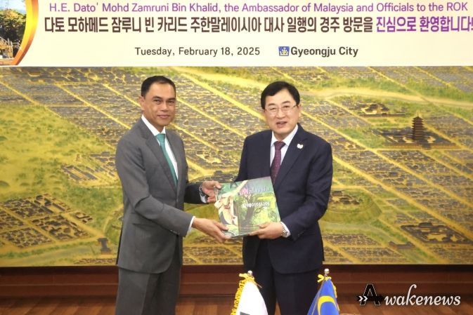 주낙영 경주시장은 18일 시청 대외협력실에서 다토 모하메드 잠루니 빈 카리드 주한말레이시아 대사를 접견한 후 기념촬영을 하고 있다.