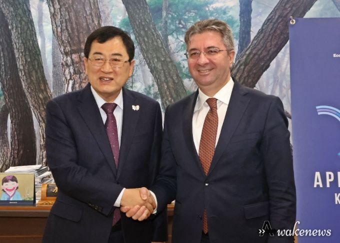 주낙영 경주시장이 18일 시장실에서 라민 하사노프(사진 우측) 주한아제르바이잔 대사를 접견한 후 기념 촬영을 하고 있다.