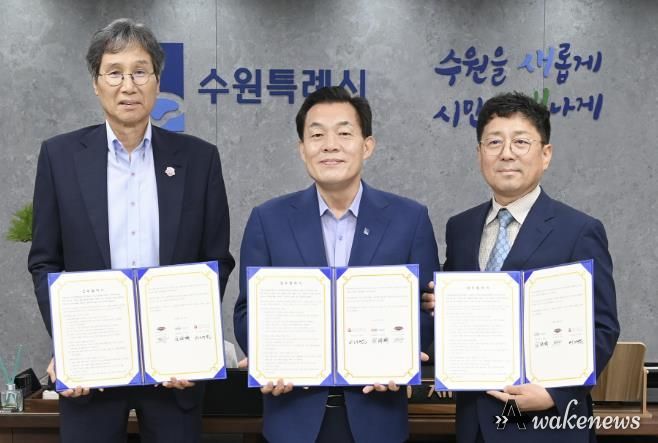 지난해 7월 이재준 수원시장(가운데, 수원시자원봉사센터 이사장)과 최순호 수원FC 단장, 김상연 수원경제정의실천시민연합 공동대표가 새벽빛 장애인 야학 지원을 위한 업무협약 후 기념촬영을 하고 있다.