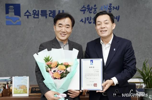 이재준 시장(오른쪽)과 이재훈 협회장이 위촉식 후 함께하고 있다.