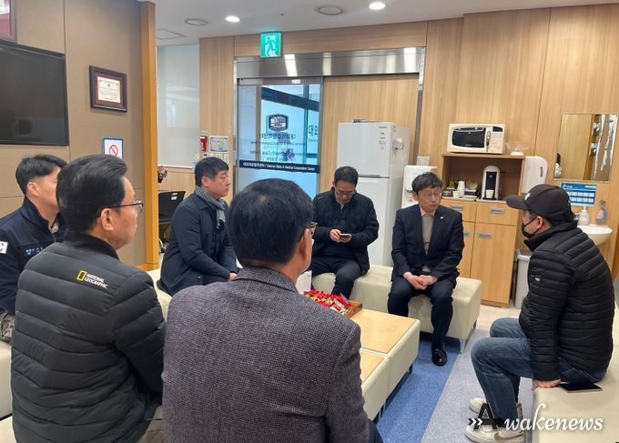 오후석 행정2부지사가 9일 의정부성모병원에서 포천 포탄 오발사고 피해자 보호자들을 면담하고 있다.