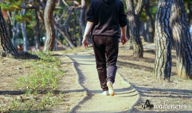 맨발로 맨발길을 걷고 있는 모습