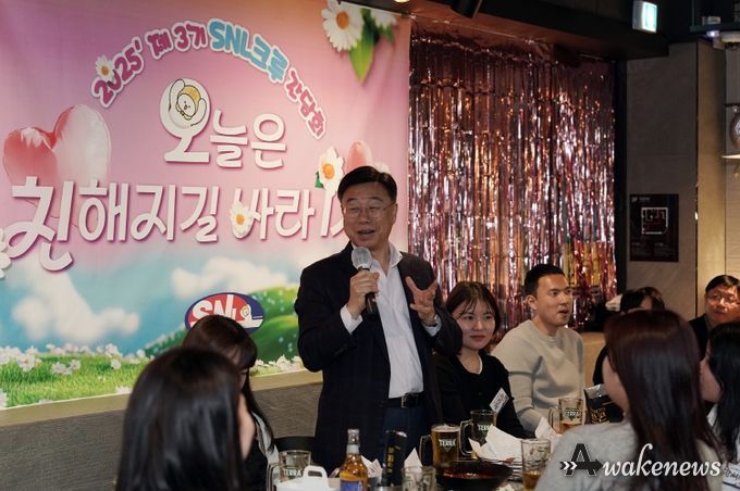 2025 SNL(SeongNamLive) 크루'와의 간담회에서 참석자들과 대화를 나누고 있다.