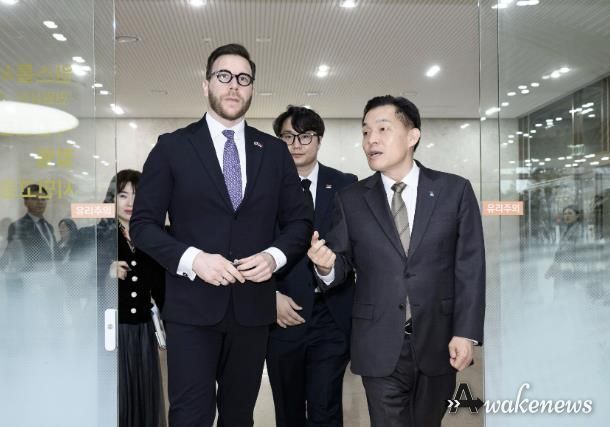 이재준 시장이 그르비치 대사에게 새빛민원실을 소개하고 있다.