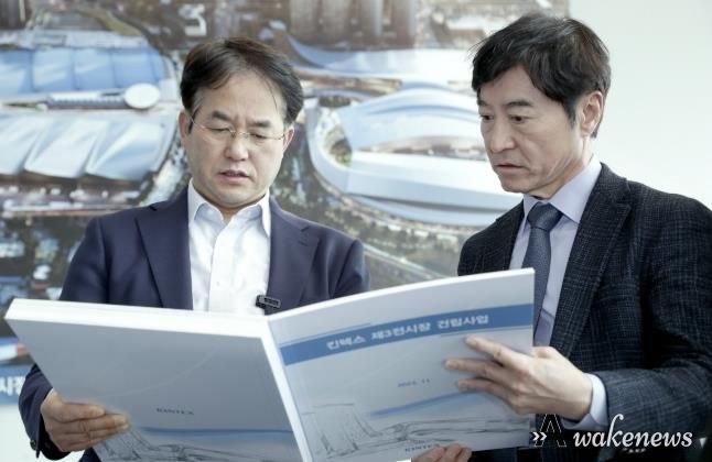 킨텍스 제3전시장 건립사업을 살펴보고 있는 이동환 고양특례시장